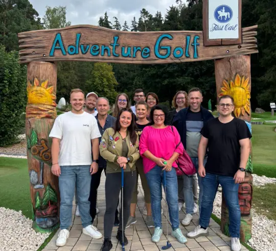 Team DOTLUX vor dem Adventure Minigolf in Pleinfeld