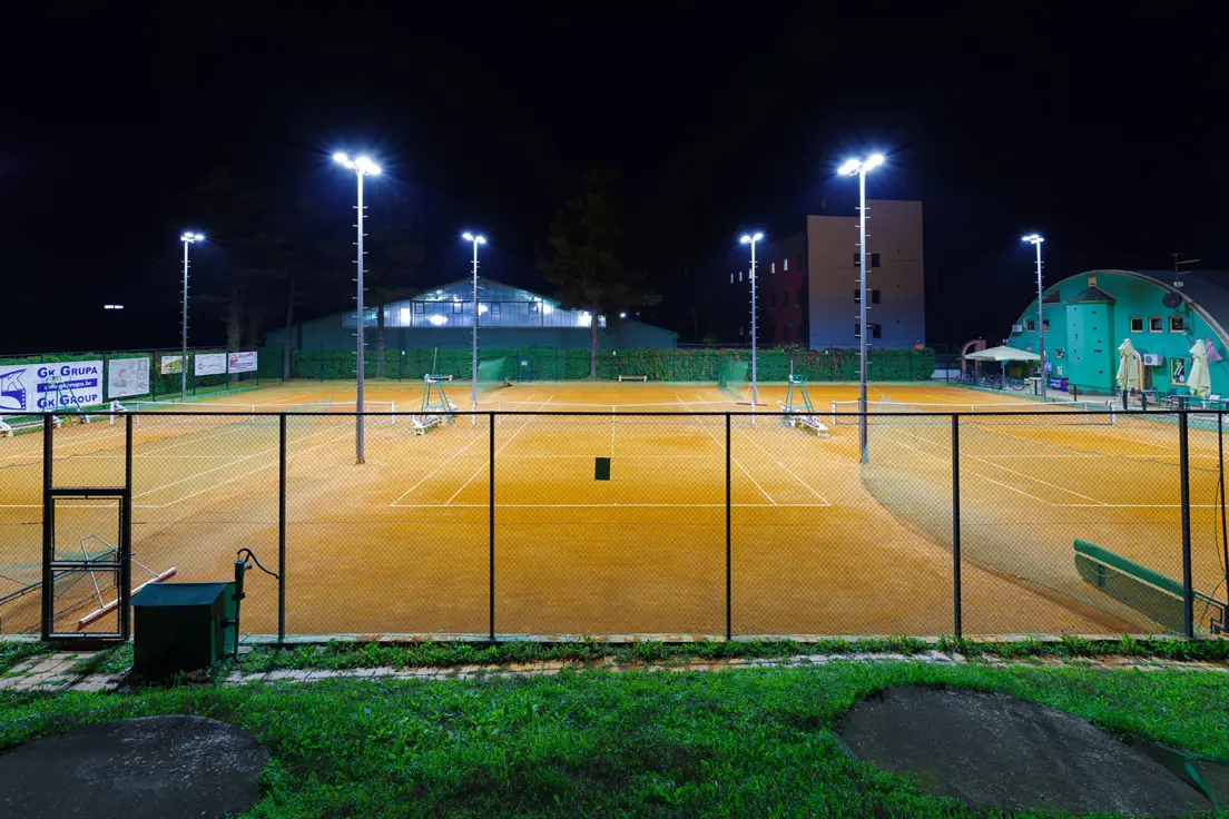 LENSone sur un court de tennis