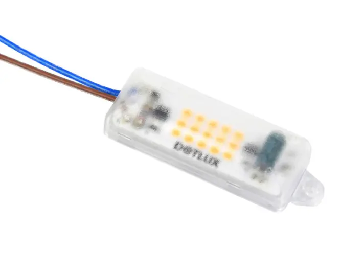 Kleines LED-Modul von DOTLUX mit blauen und braunen Anschlussdrähten, in einem transparenten Gehäuse.
