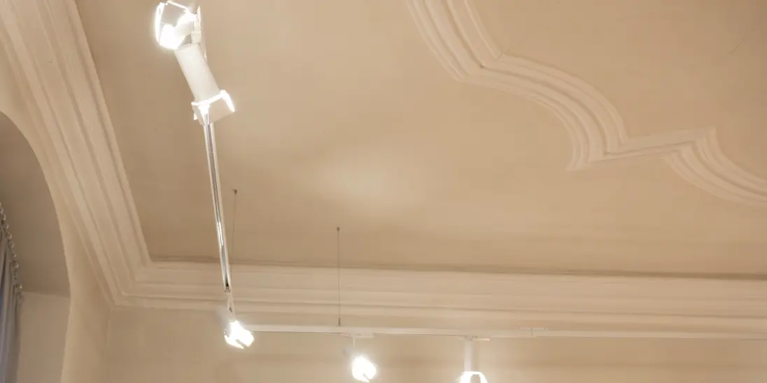 SLIMtrack y compris les panneaux de porte au plafond dans la salle d'exposition du château d'Ellingen