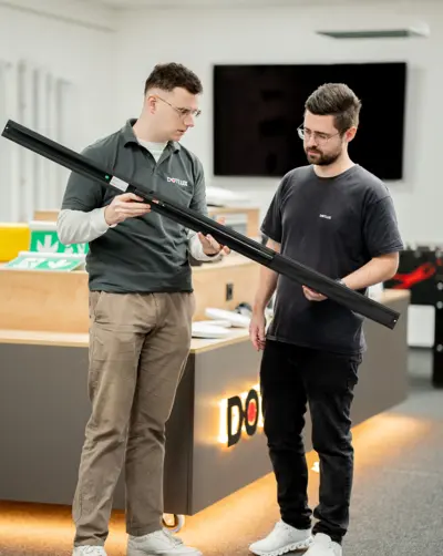 Mitarbeiter im Showroom besprechen eine neue Leuchte