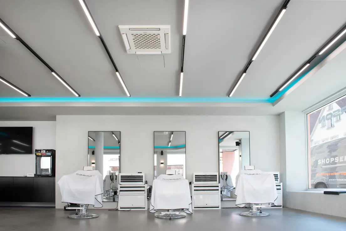 STICKtracks über den Behandlungsstühlen des Friseursalons