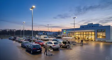 DOLPHIN beleuchtet einen Supermarktparkplatz