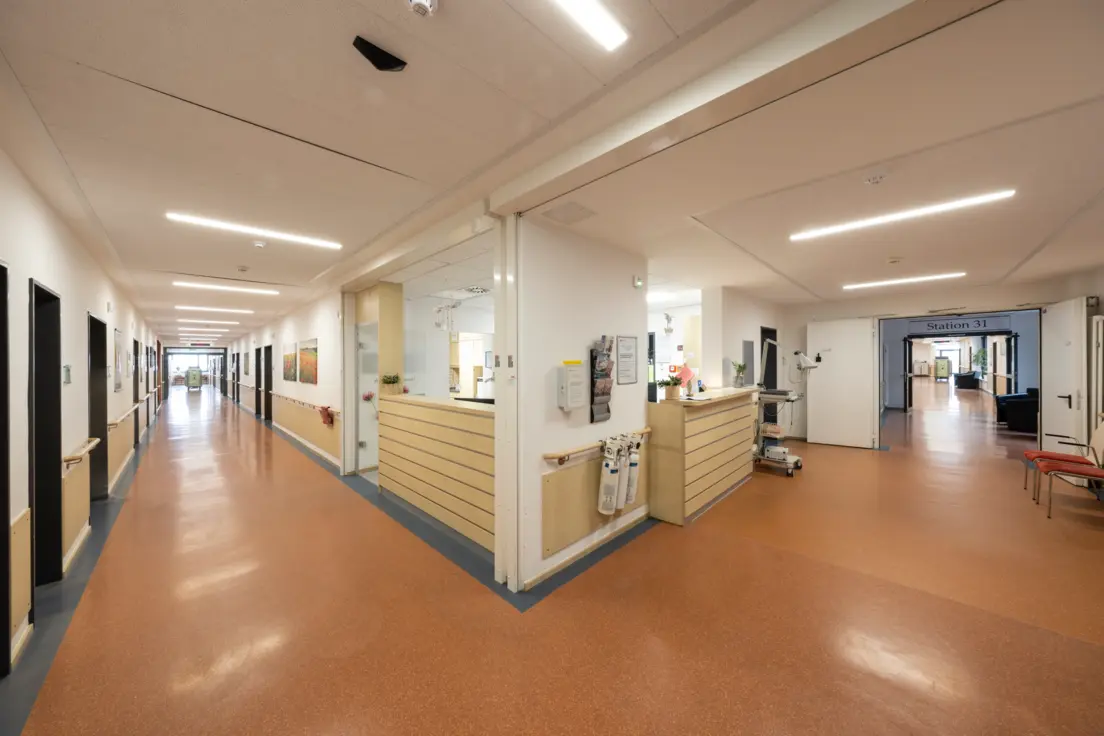 Eine beleuchtete Krankenhauststation