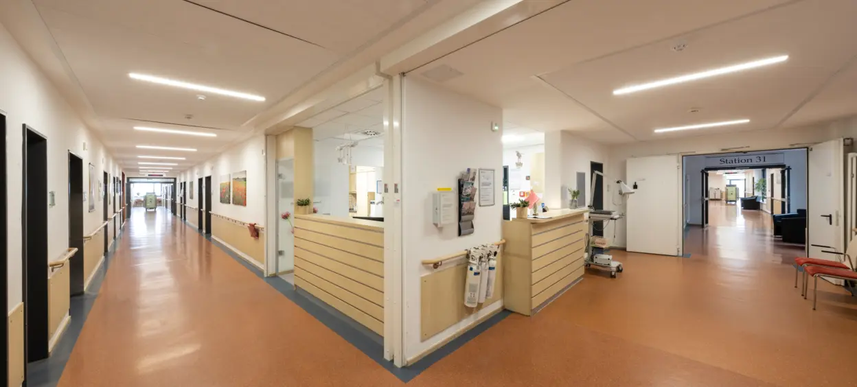 Eine beleuchtete Krankenhauststation