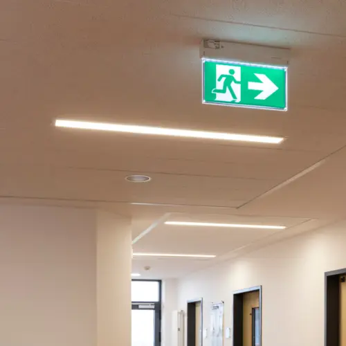 Notbeleuchtung an der Decke in einem Krankenhaus Flur
